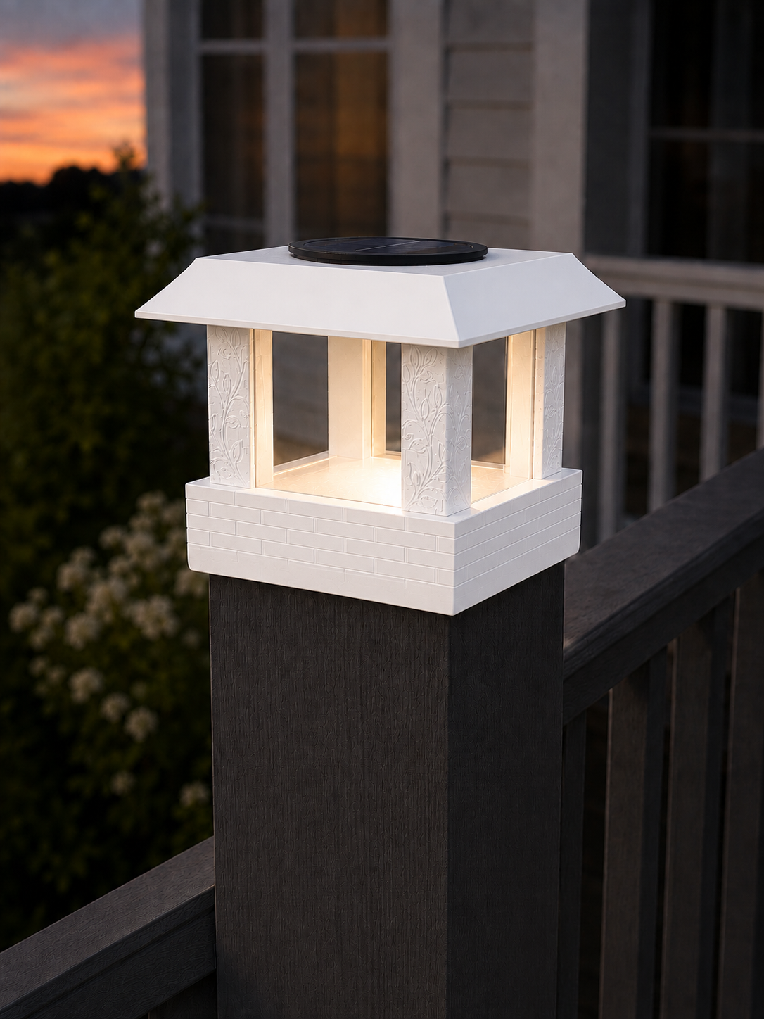 Square Leaf 4.5-Inch Low-Profile Roof Solar Post Cap Light – White
